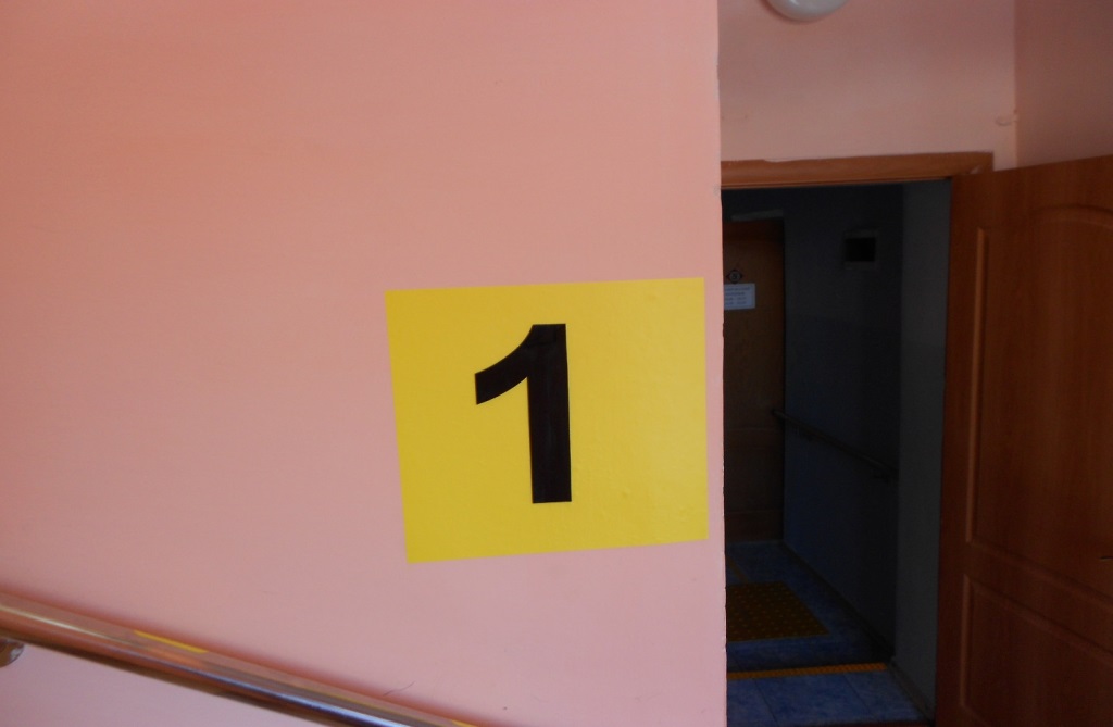 Этаж номер три. Тактильная пиктограмма номер этажа. Номер этажа. Тактильная маркировка этажей. Номер этажа контрастно.